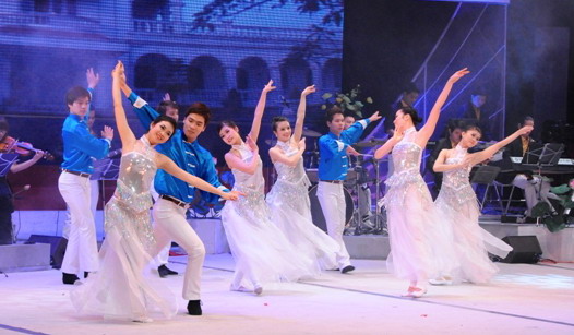 ລາຍການ ”ພັກນຳ ລະດູບານໃໝ່ມາ ໃຫ້ແກ່ພວກເຮົາ”